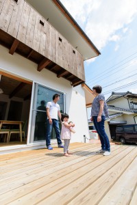 開放感のあるウッドデッキ