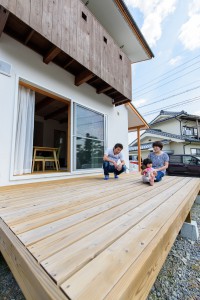 ナチュラルな木の雰囲気のウッドデッキ