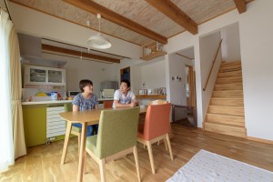 家族が集まるリビングにある階段