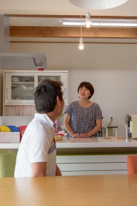 家づくりについてお話される奥さま