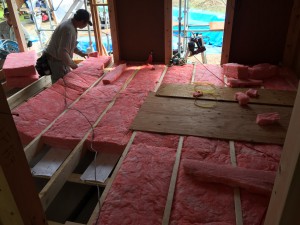 ピンクの断熱材がビッシリ