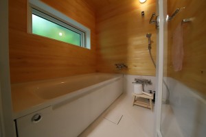 木漏れ日の採光が美しい浴室