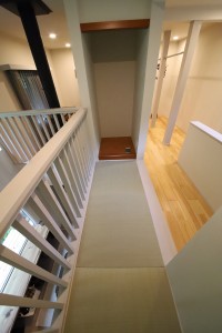 仏間を部屋に閉じ込めず開放的な空間かつ、建物の中心に据えるレイアウト。畳に腰掛けて外の景色を亡くなられた方と一緒に過ごすこともできる。インタビューの前と後でこの空間から受ける印象がとても強くなった