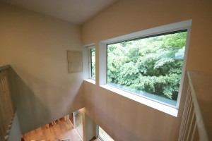 2F吹き抜けの大開口からも迫力のある景色を楽しめる。