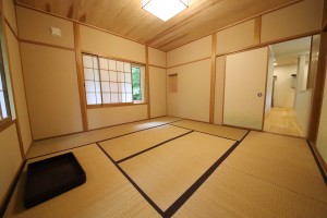 元の姿を保たせながらも綺麗に整わせた和室。