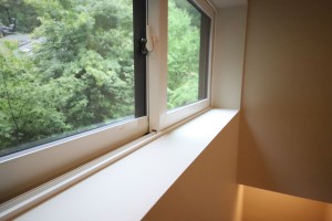 開口部を見ると、付加断熱を施工した、厚さ200mm断熱の迫力が良くわかる。