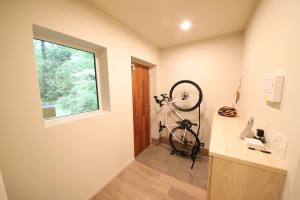 美しい無垢材のドア。どこから見ても美しい風景は計算だとすれば畏怖を覚える設計。