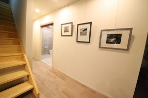 遺品の写真を額装した廊下もモダニズムの感性に溢れている。