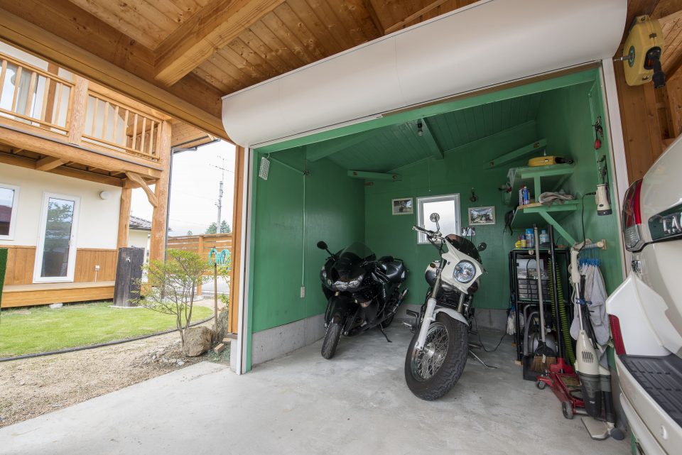 車庫の奥にはバイク専用シャッター付きガレージ