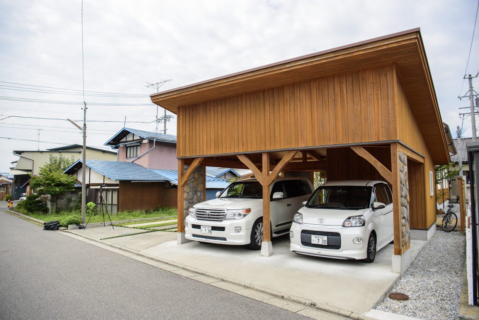余裕で二台駐車できる木製車庫
