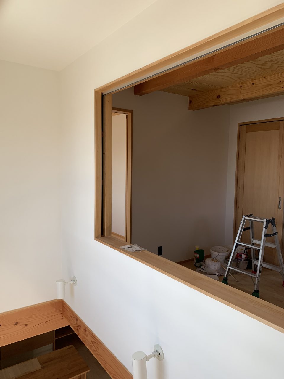 吹抜と２階のワークスペースは壁で仕切り、建具で開閉度を調整できる。
音の問題や明るさ（日射）のコントロールが可能。