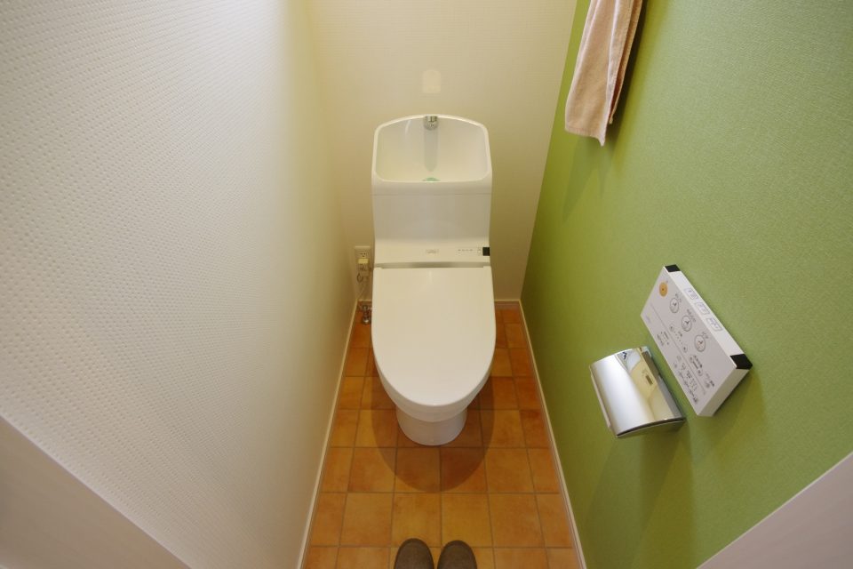 2階のトイレ。こちらはナチュラルなグリーンのアクセントクロス
