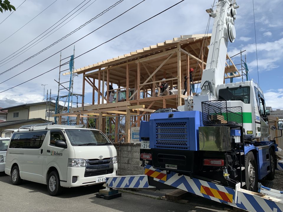 ６月８日、長野市浅川西条で建て方工事。無事上棟いたしました。
Mさま、おめでとうございます(*‘∀‘)