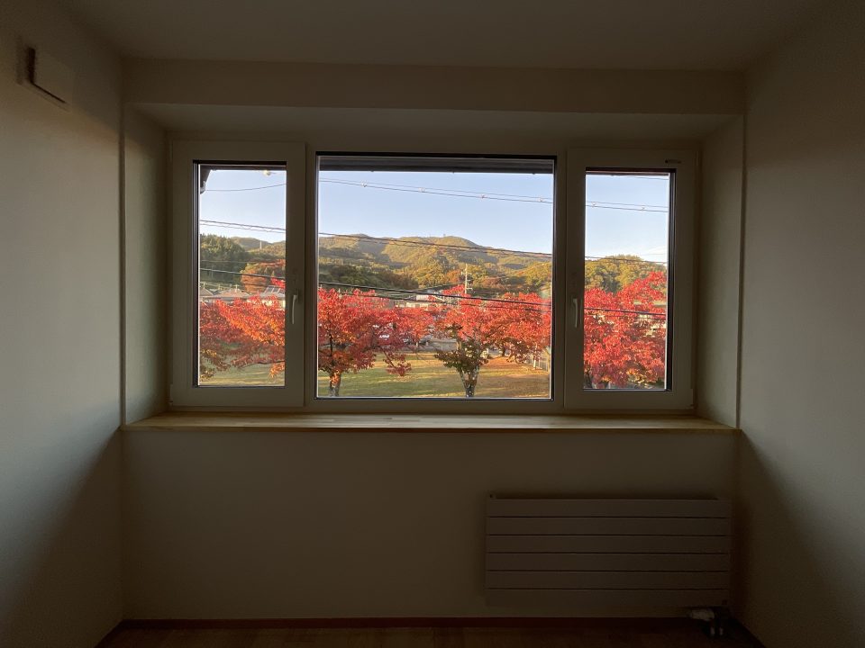 子供室（北）はなんといってもこの眺望でしょう。
カーテンをつけるのがもったいない！
断熱性能の高い窓にすると、カーテンを開けっぱなしにできるので、冬の景色が一層愉しみですね。