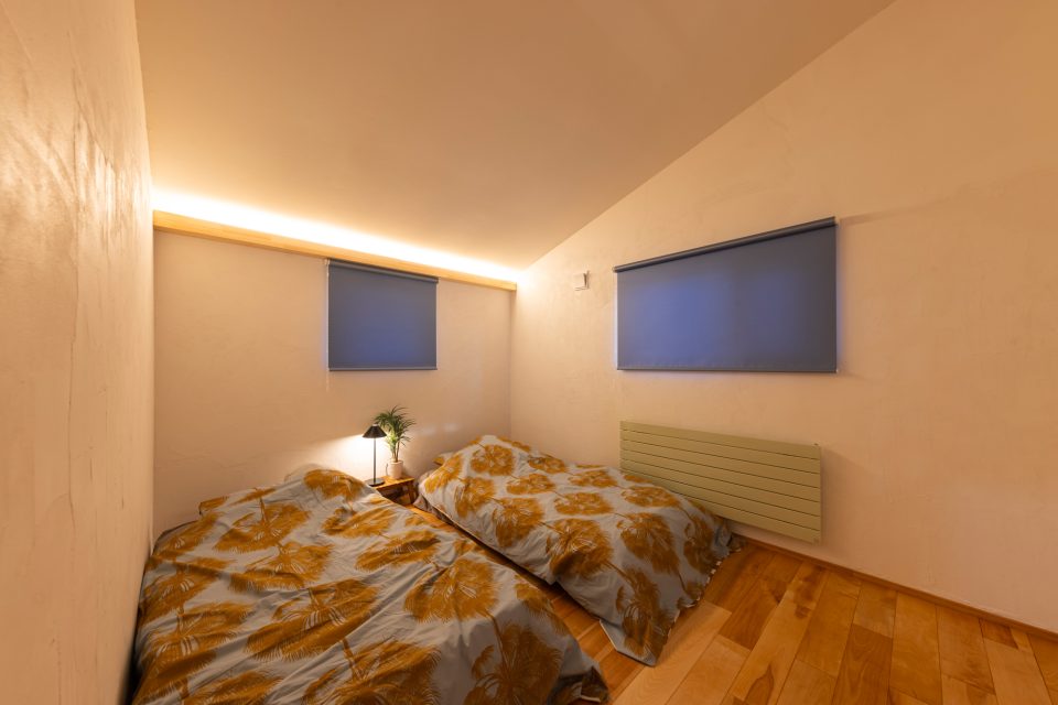 【寝室】寝室６帖。間接照明は調光可能