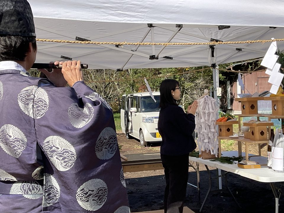 昨年11月の地鎮祭。
ヒョロ~、ピー♪
何もないところに建物を建てるという行為のスゴさ、重さ、達成感!