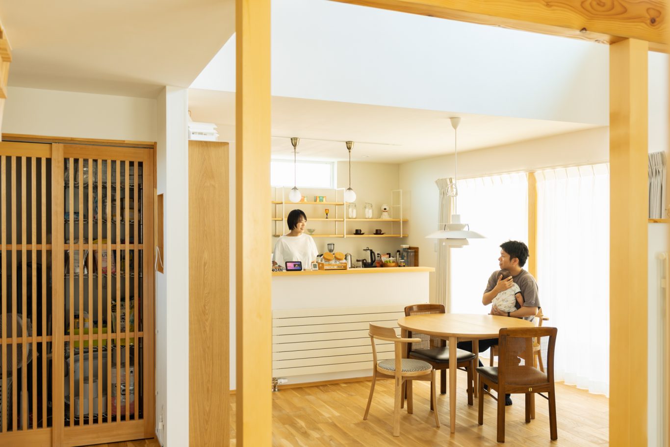 安曇野の山並みを眺める美しい住まい。「敷地内同居」で叶えた、私たちのちょうどいい暮らし